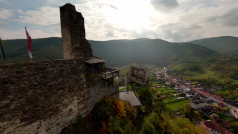 Dynamische-Rundaufnahme-Der-Ruine-Senftenberg-In-Niederösterreich