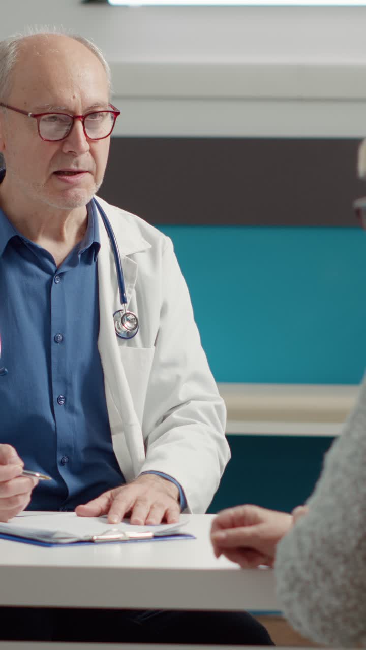 el médico consulta a un paciente