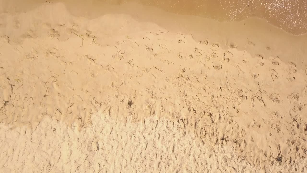 드론 에서 해변 과 물 을 위 에서 내려다 볼 수 있다