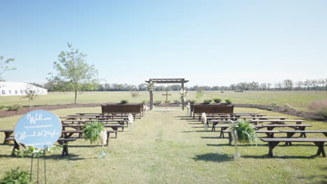 ceremonia de boda al aire libre siguiendo adelante a través de los bancos hacia la cruz