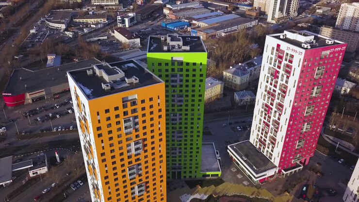 Vista aerea di grattacieli colorati nel paesaggio urbano