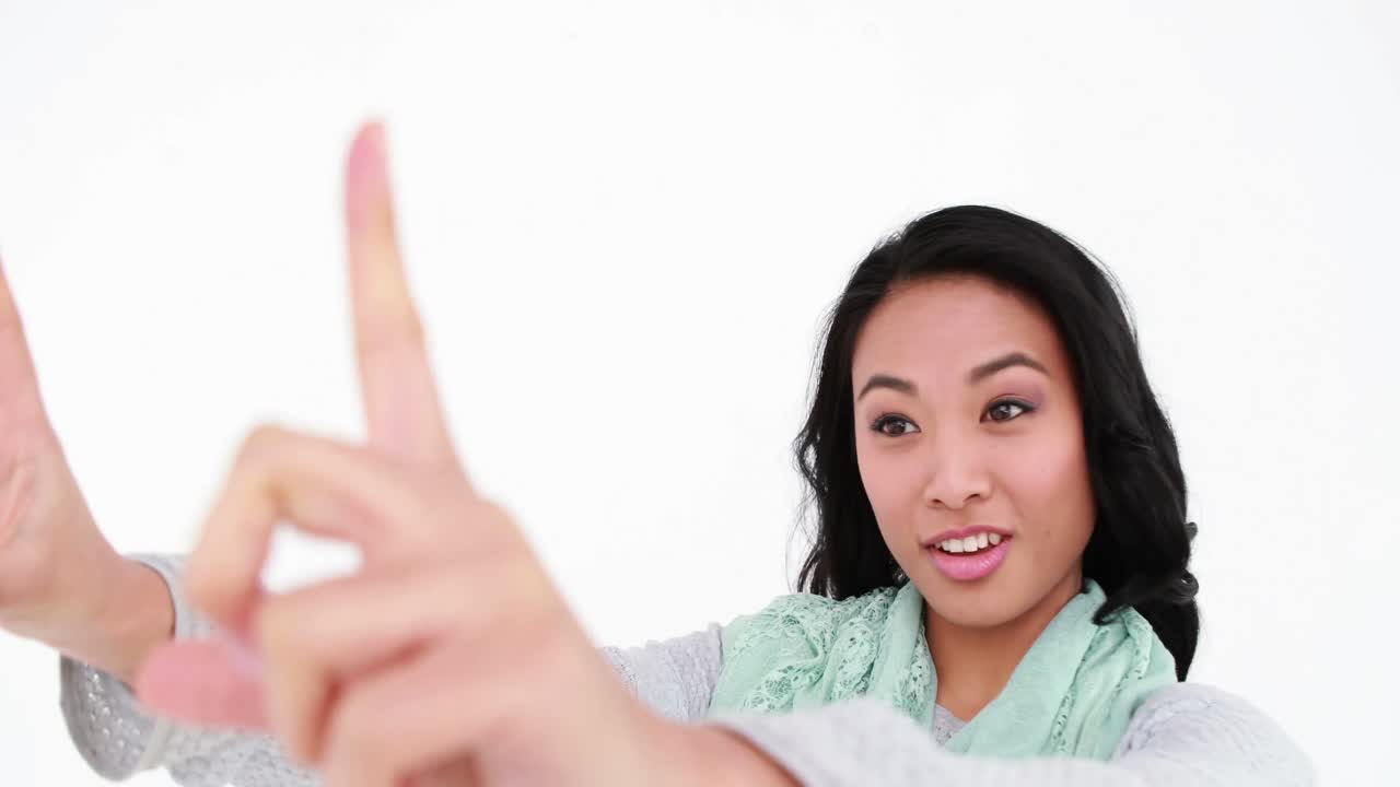 캐주얼 아시아 사업가 여성이 카메라와 대화하고 있습니다.