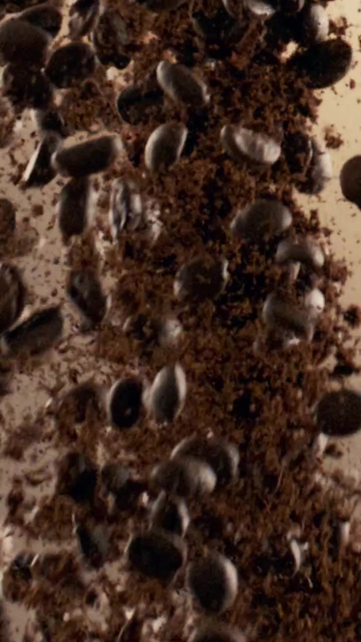 Fagioli di caffè arrostiti che cadono al rallentatore