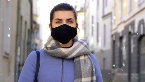 Frau-Mit-Maske-Und-Biogefährdungsschild-In-Der-Winterstadt.Gesundheits-,-Sicherheits--Und-Pandemiekonzept-–-Junge-Frau-Trägt-Im-Winter-Eine-Medizinische-Schutzmaske-Mit-Biogefährdungsschild-Auf-Der-Stadtstraße