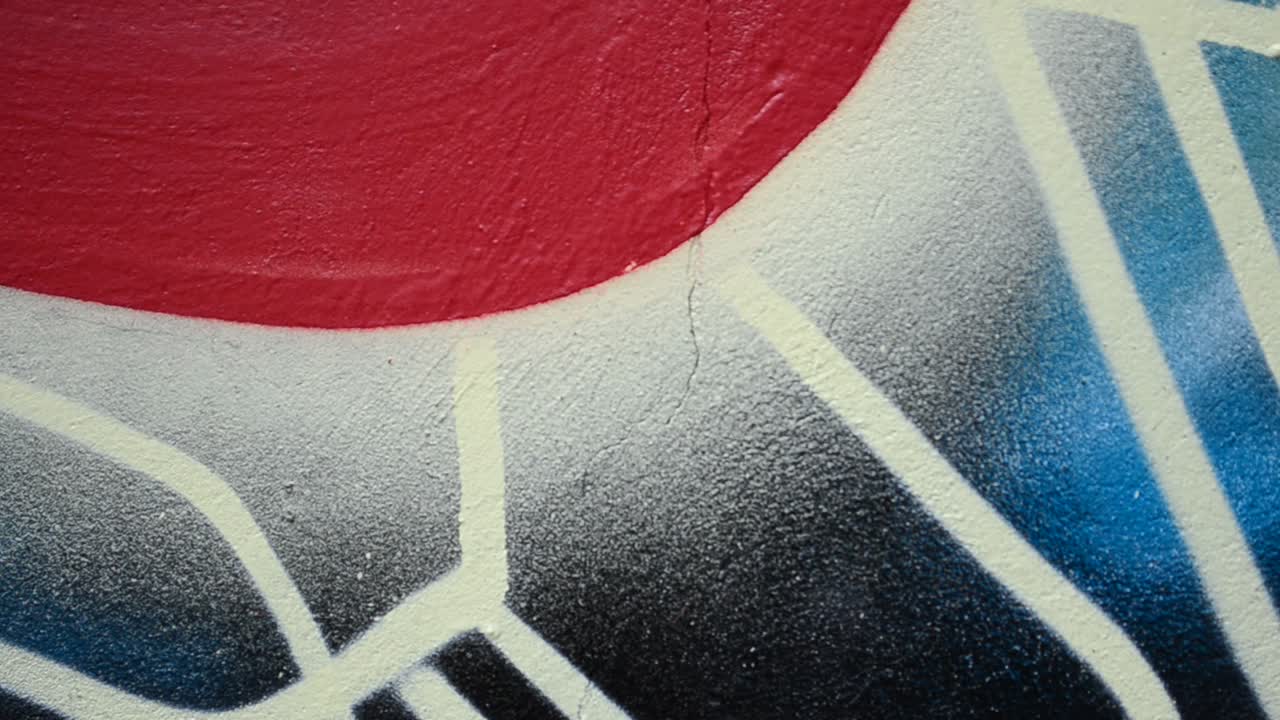 Grafiti en una valla, un fondo. El artista dibuja grafiti