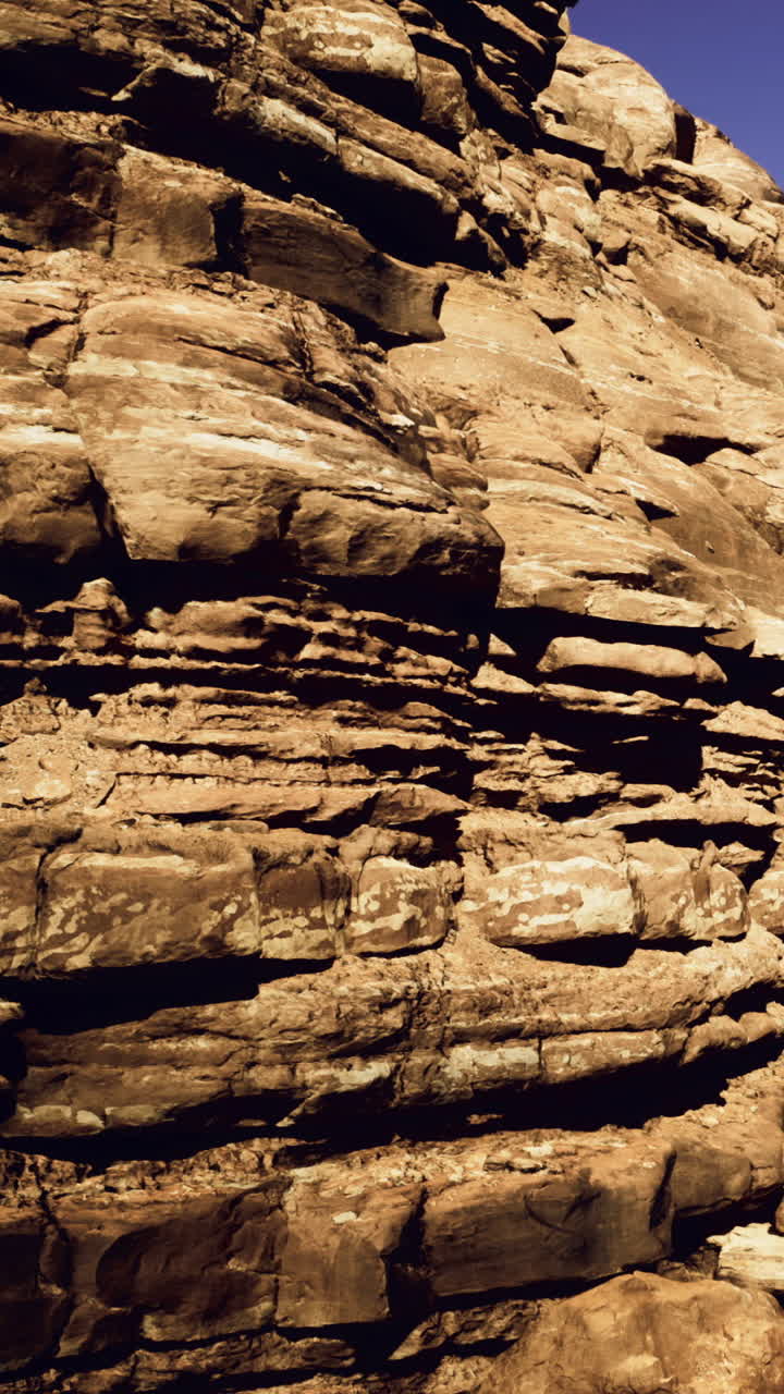 Felsformation in einer Wüstenlandschaft unter klarem blauem Himmel