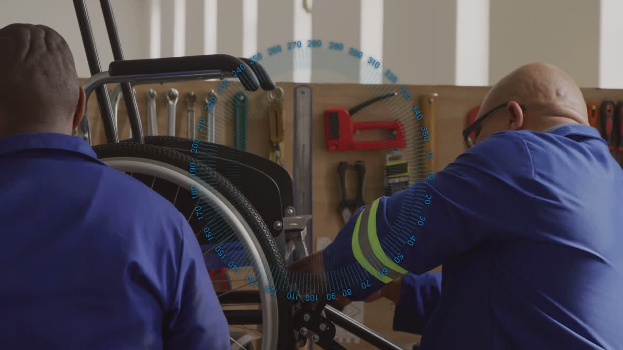 Técnico de reparos iniciando a furadeira, apertando e alinhando corretamente o suporte do eixo de uma cadeira de rodas para uso seguro.