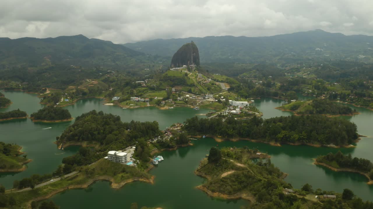 무인 항공기는 과타페 호수 위의 라 피에드라 델 페놀을 향해 날아갑니다.