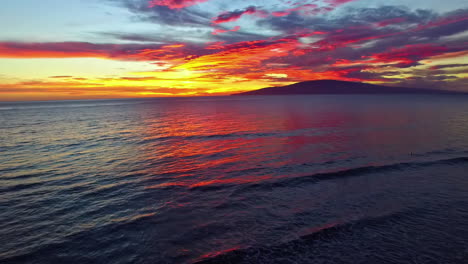 Luftaufnahme-Des-Mehrfarbigen-Himmels-Bei-Sonnenuntergang-Mit-Reflexion-Auf-Der-Meeresoberfläche