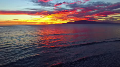 Vista-Aérea-Del-Cielo-Multicolor-Al-Atardecer-Con-Reflejo-En-La-Superficie-Del-Agua-Del-Océano