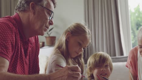 Älteres-Paar-Zu-Hause-Mit-Enkelkindern