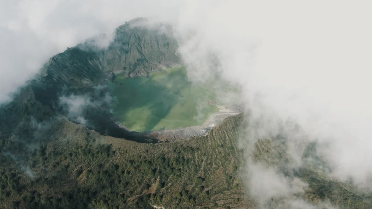 volcán el chichón en un paisaje brumoso en chiapas, méxico - toma aérea de drones