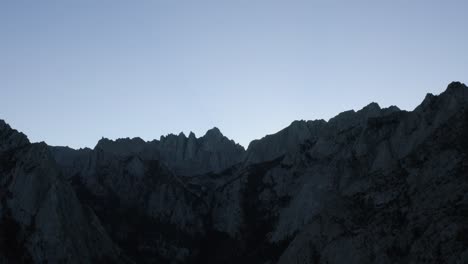 Mount-Whitney-In-Der-Abenddämmerung-Zur-Einrichtung-Der-Antenne