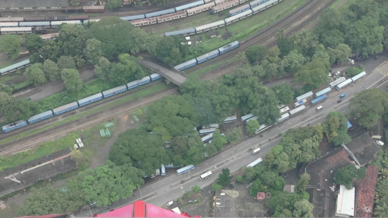 스리랑카의 콜롬보에 있는 로터스 타워에서 볼 수 있는 공중 사진으로, 아래로 지나가는 열차를 보여준다.