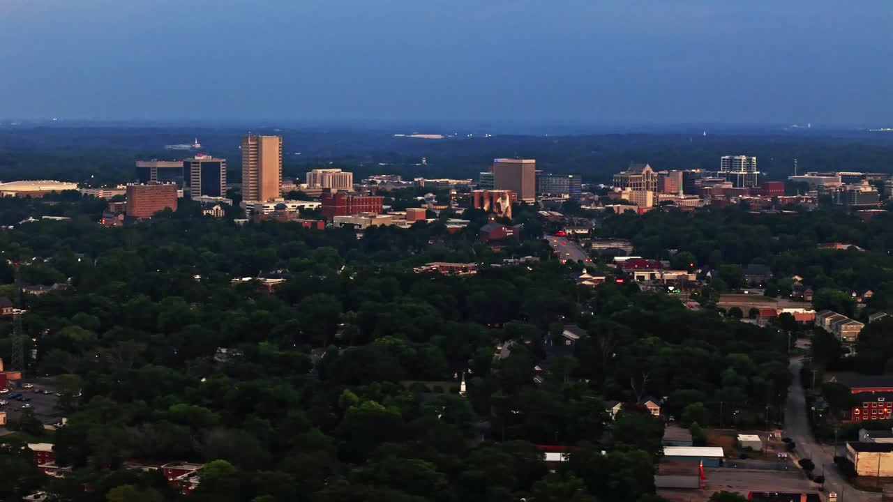 Panoramica con drone sul centro di Greenville.
