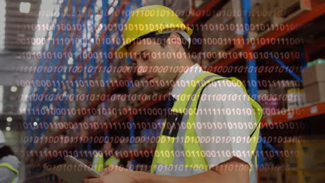 animación de codificación binaria sobre un trabajador de almacén masculino
