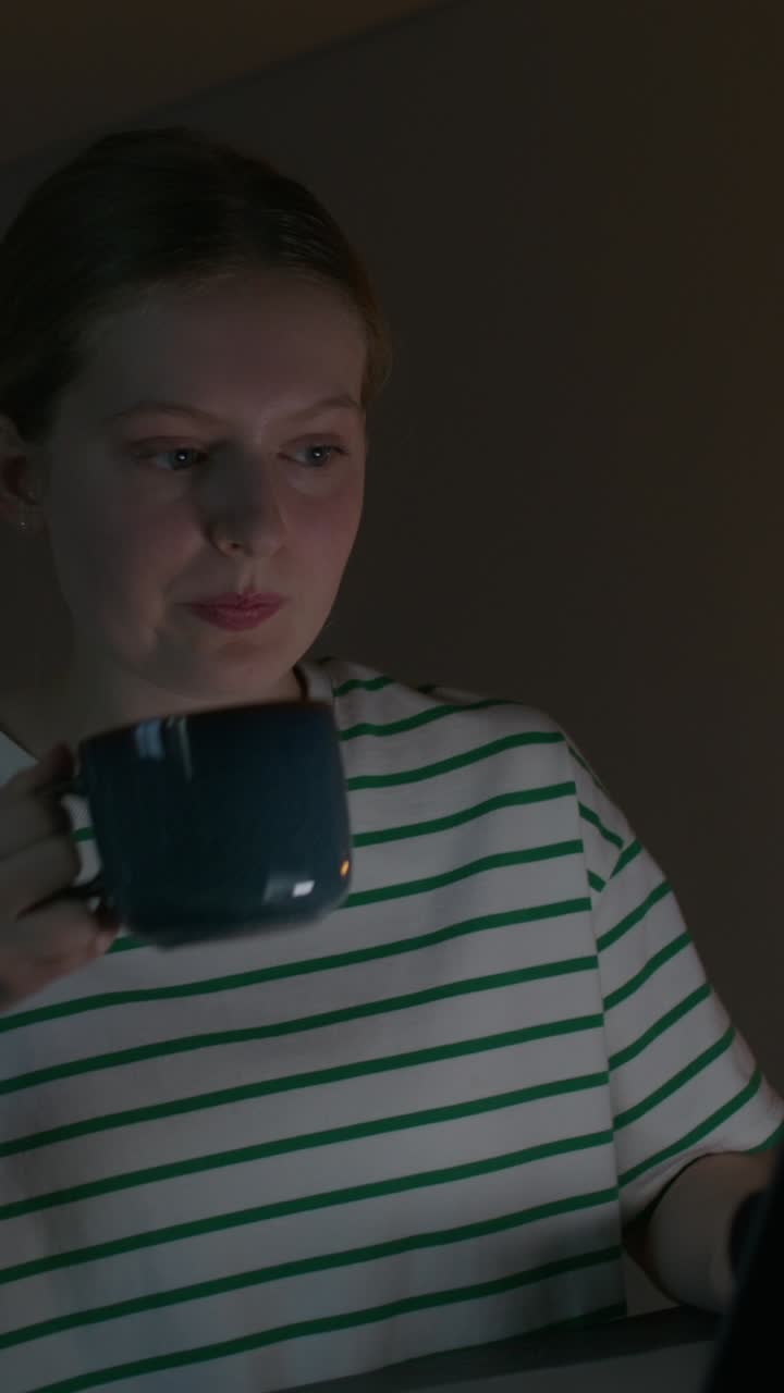 mujer joven estudiando por la noche