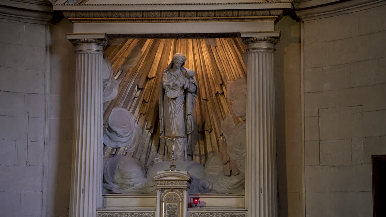 대리석에 광선과 구름이 있는 제단 내부의 마돈나와 어린이 조각품, 중간 샷