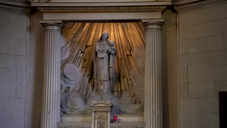 madonna- und kinderskulptur in einem altar mit lichtstrahlen und wolken aus marmor, mittlere aufnahme