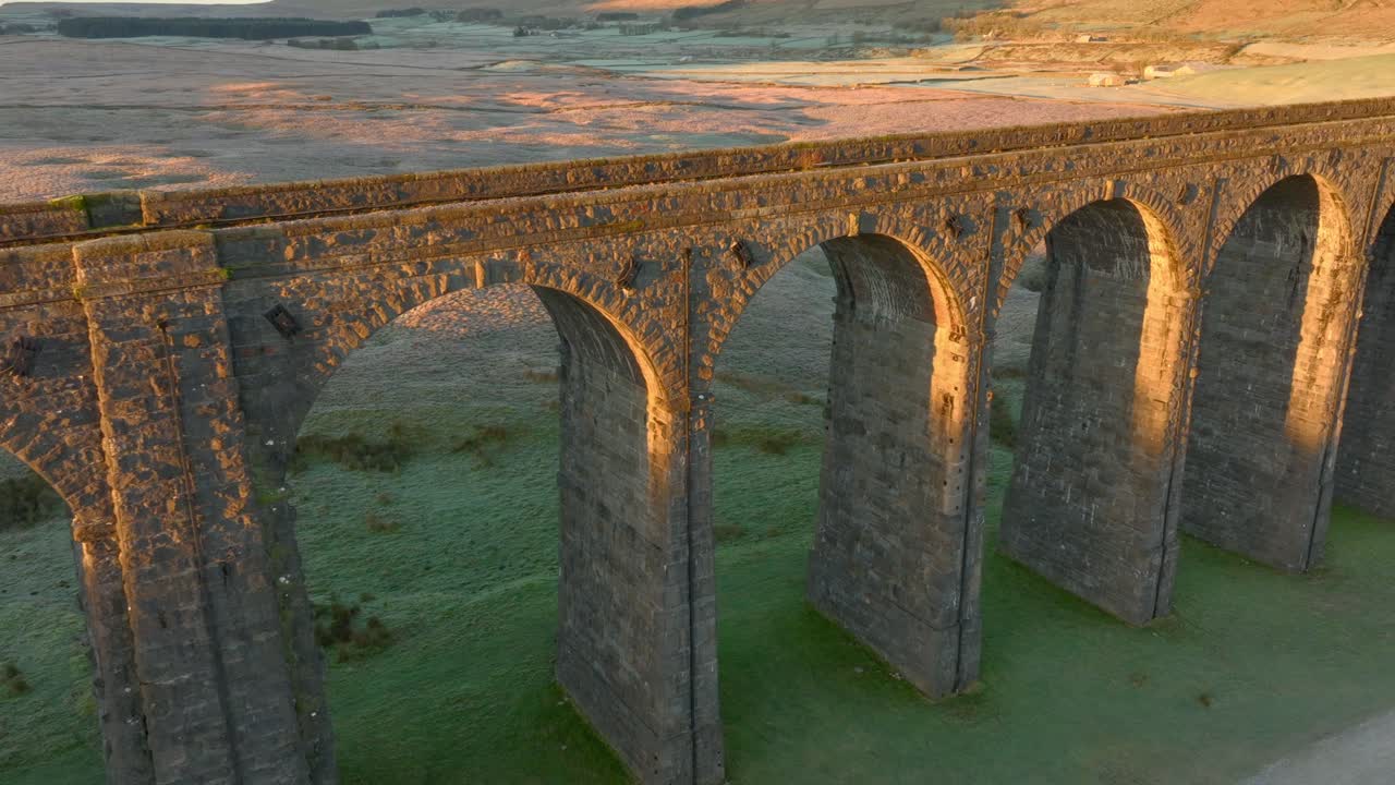 철도 다리 다리 의 아치 들 이 겨울 에 새벽 의 빛 을 잡고 있다