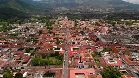 Drohnenvideo-Des-Vulkans-Acatenango-Mit-Der-Stadt-Antigua-Im-Vordergrund