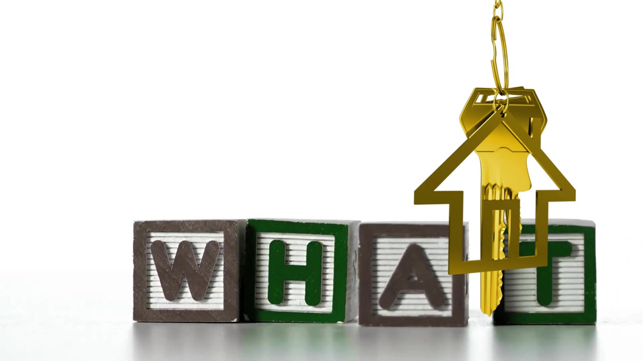 Chiave d'oro della casa e blocchi dell'alfabeto che compongono la parola "What"