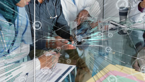 codificación digital, iconas de red y gráficos moviéndose sobre colegas multirraciales discutiendo en la reunión