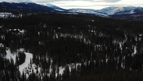 Schöne-Schneebedeckte-Berglandschaft-In-Breckenridge,-Colorado