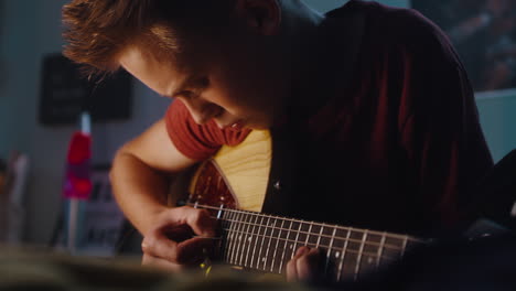 un adolescente tocando la guitarra