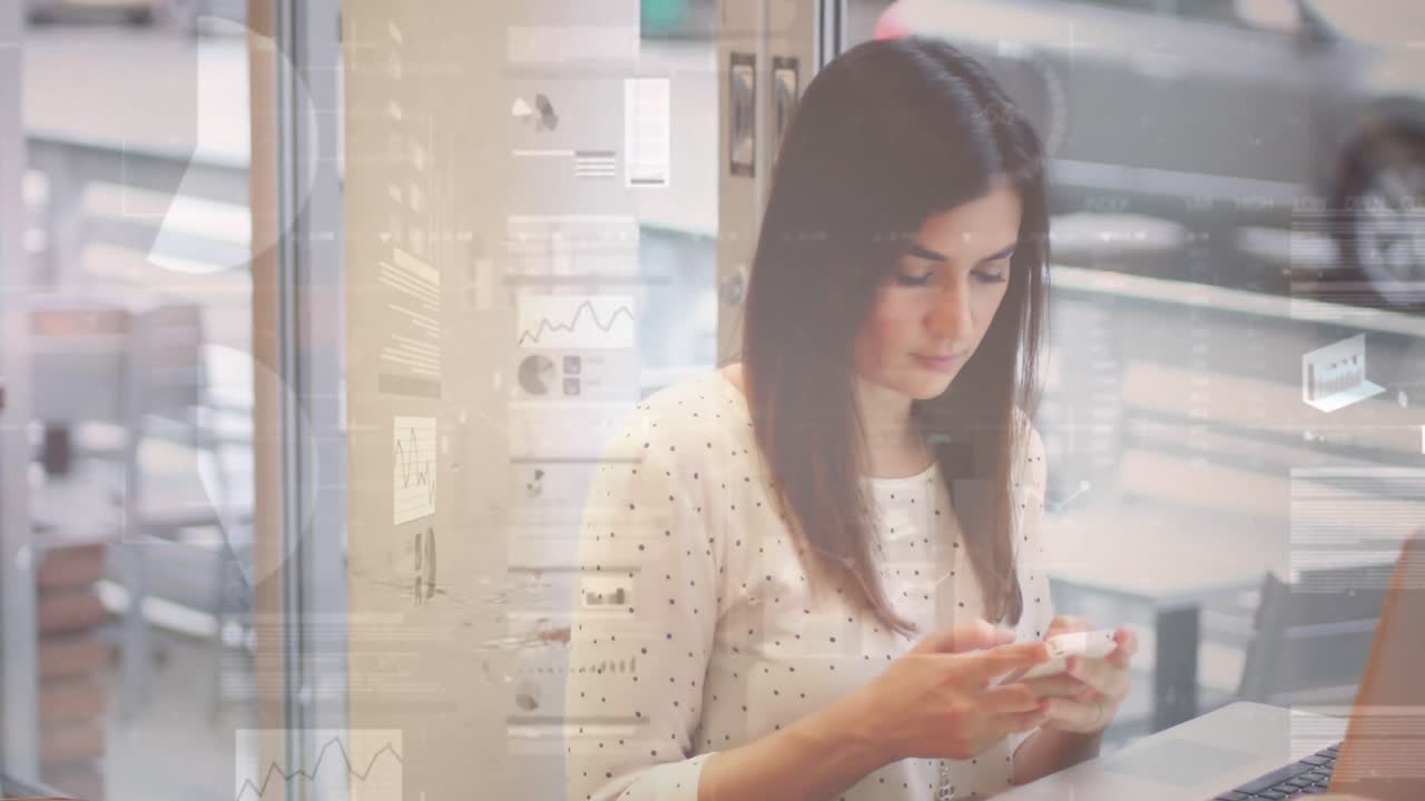 animación de estadísticas y procesamiento de datos sobre mujeres de negocios que usan teléfonos inteligentes