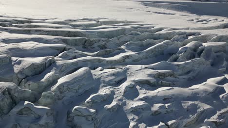 toma panorámica aérea, glaciar con grietas en los alpes suizos, capa de nieve