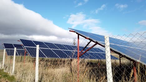 paneles solares detrás de la valla