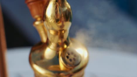 detalle de cachimba chapada en oro. burbujeante de jugo de narguile