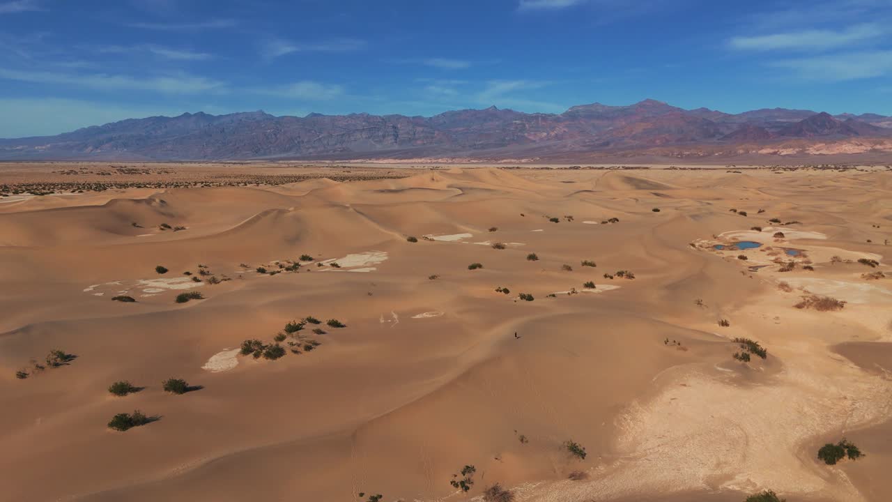 Duna di sabbia del deserto nel Parco Nazionale della Valle della Morte in Nevada e California, paesaggio naturale suggestivo.