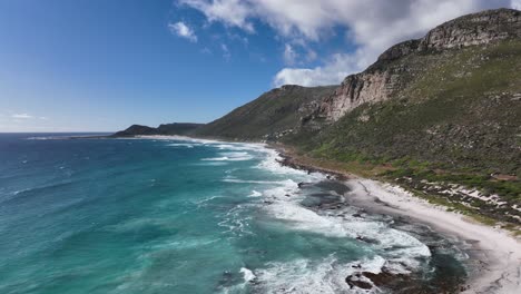 Unberührter-Sandstrand-An-Nebligen-Klippen,-Zerklüftete-Küste-Der-Kaphalbinsel