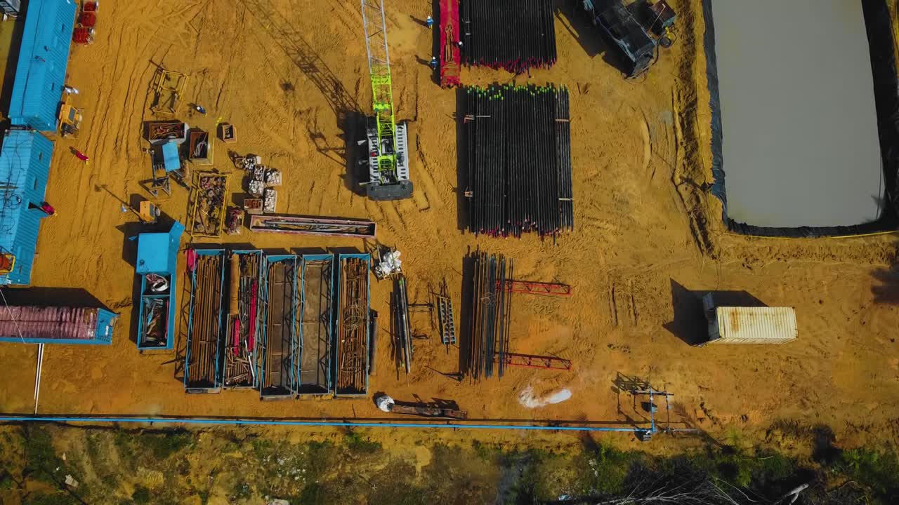 estructura cinematográfica de plataformas de perforación y reacondicionamiento en tierra y equipo de plataformas para la exploración y explotación de petróleo en medio de la jungla rodeada de palmeras durante la puesta de sol