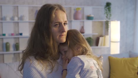la madre está tratando de poner a su hija a dormir.