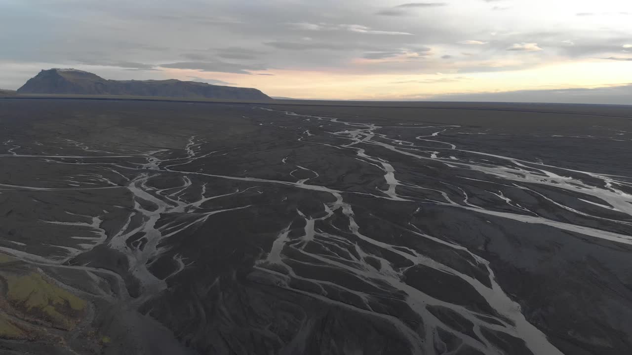 una amplia fotografía de ríos y montañas glaciales que se elevan