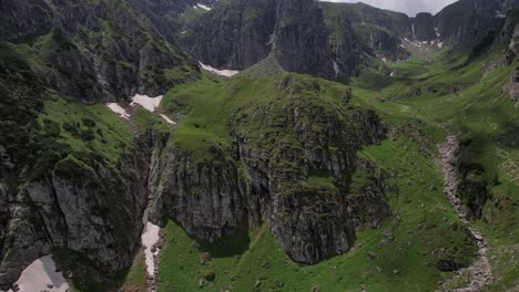 Grüne-Bucegi-Berge,-üppiges-Grün,-Schroffe-Klippen,-Luftaufnahme,-Sommer