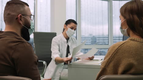 pareja en el consultorio del médico