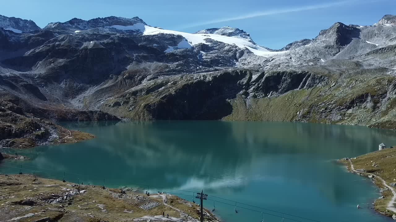 lago azul rodeado de altas montañas en medio del parque nacional hohe tauern, el mundo glaciar weißsee, uttendorf, salzburgo, austria