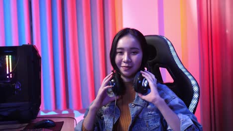 young gamer girl smiling to the camera