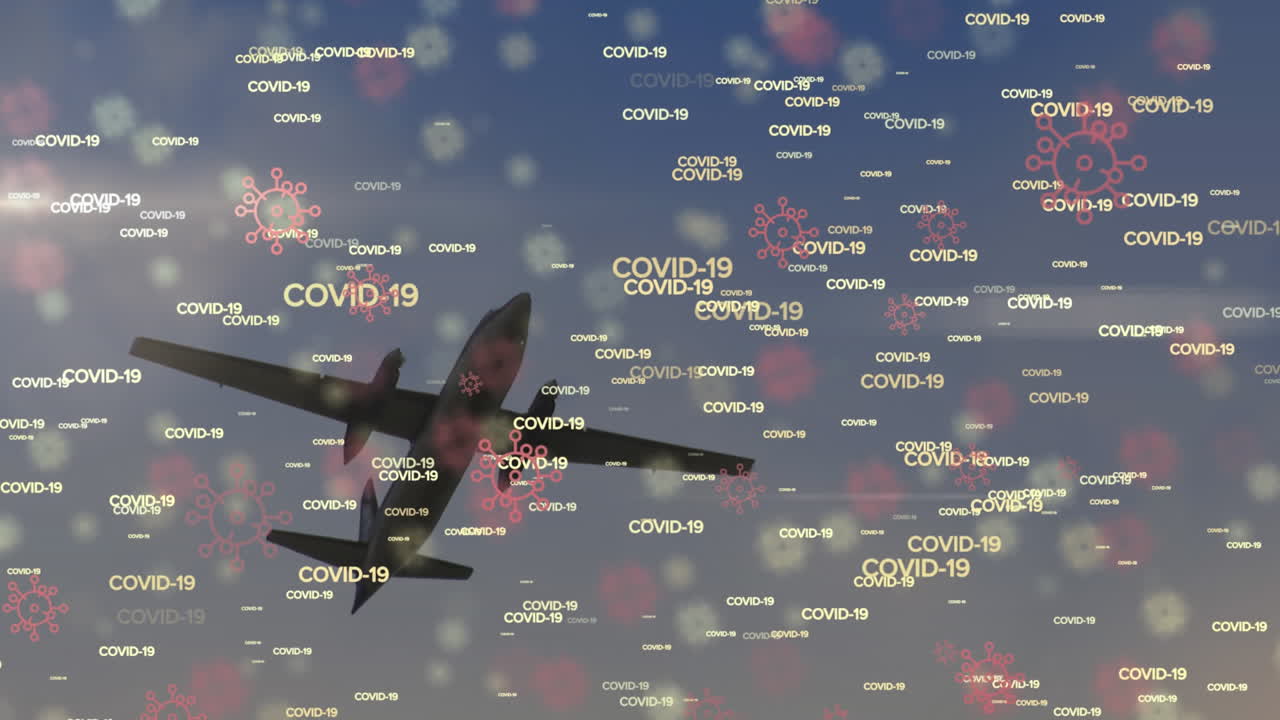 animación de las palabras covid-19 y macro iconos de células covid-19 flotando sobre un avión volando