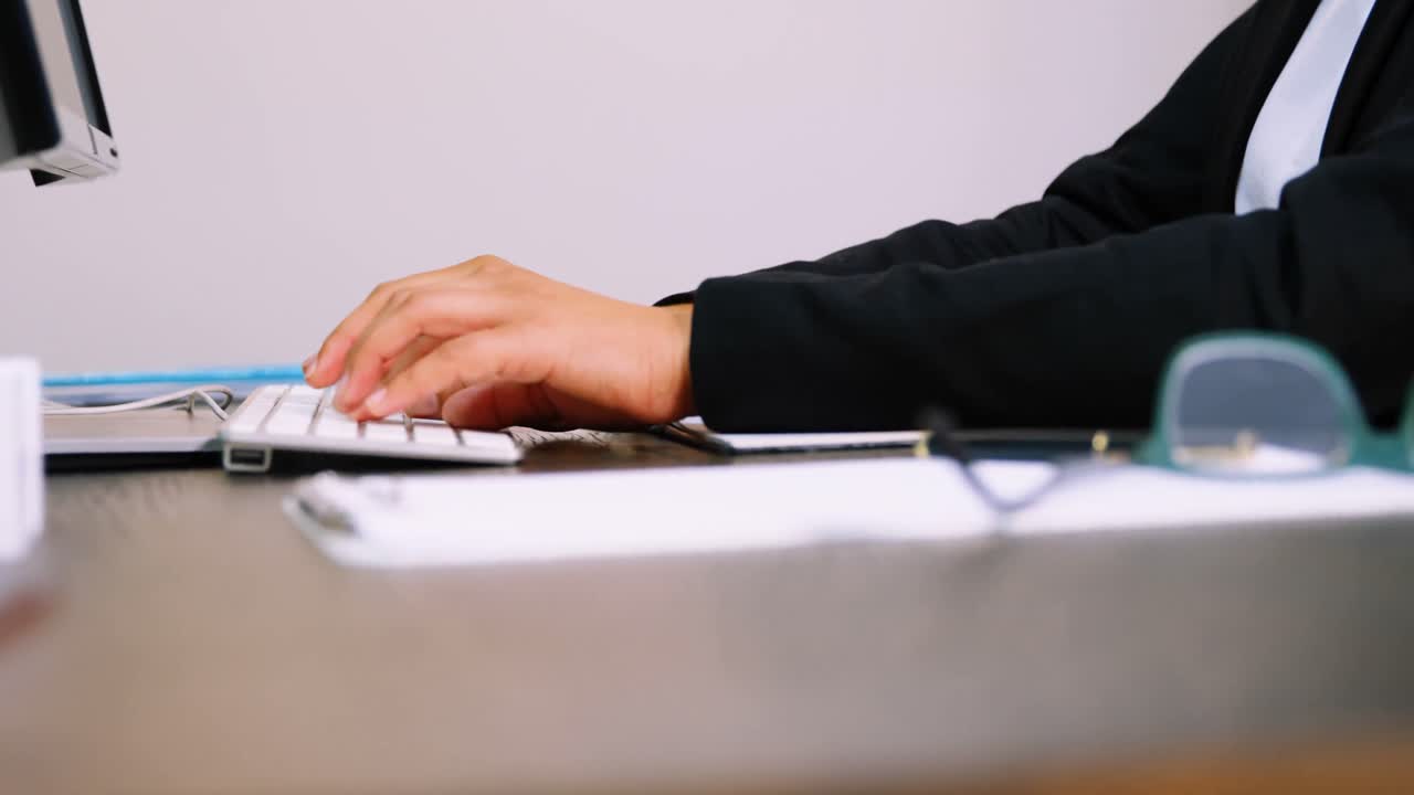 ejecutivo trabajando en el escritorio en la oficina 4k