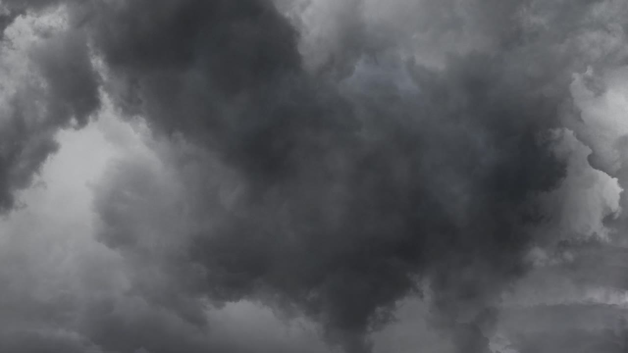 여행은 번개와 함께 어두운 구름으로 들어갑니다.