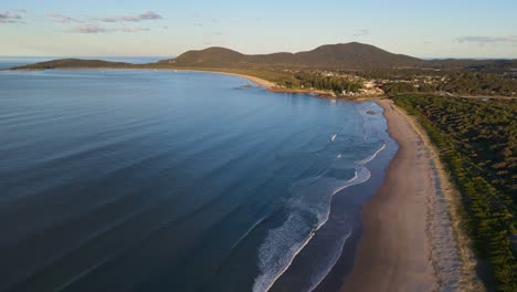 Playa-Trasera-Con-Mar-En-Calma-Cerca-De-Point-Briner-Y-Playa-Frontal-De-Trial-Bay---Playa-Aislada-En-Nsw,-Australia