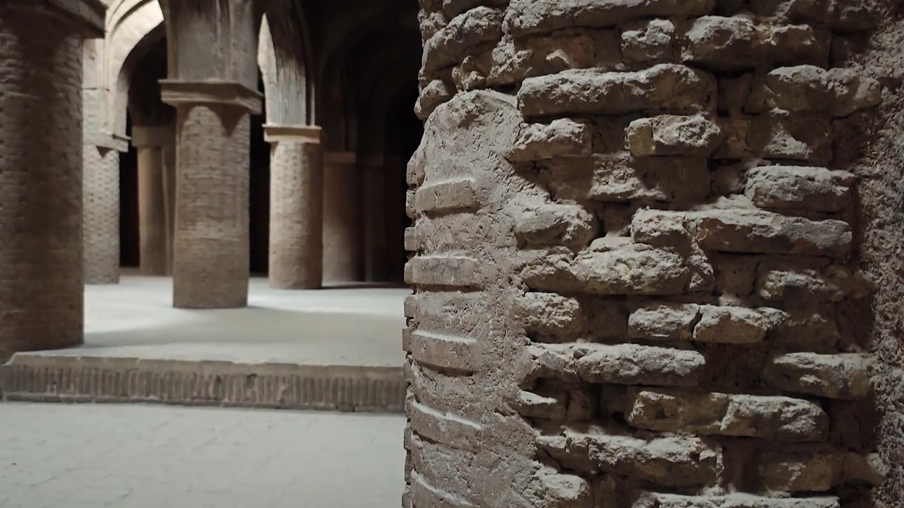 Antiche colonne in mattoni all'interno di una moschea storica