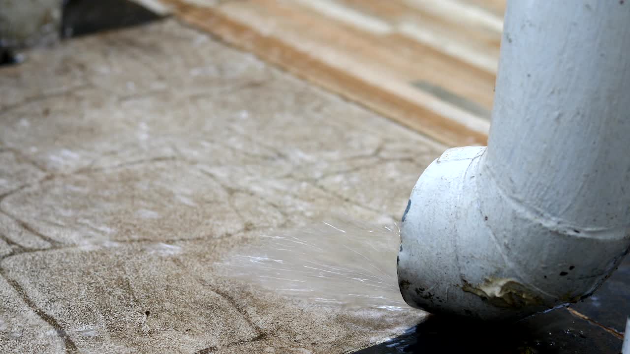 튜브 파이프에서 흐르는 물 하천 지붕 집에서 배수