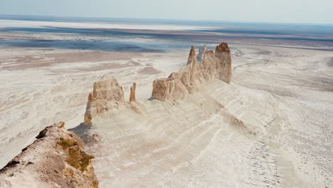 un paisaje de terreno desértico blanco en un área remota con una gama de castillos de azúcar