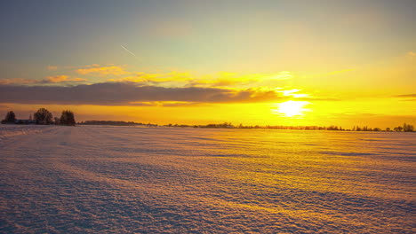 Zeitraffer-Des-Sonnenaufgangs-Am-Gelben-Himmel-über-Der-Verschneiten-Landschaft